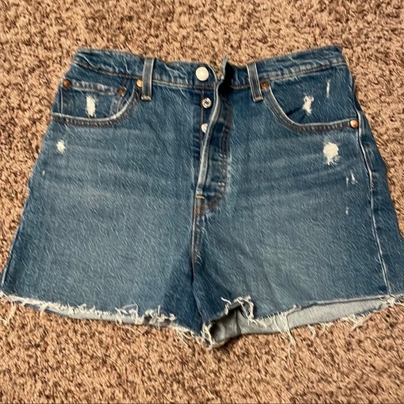 Levi's Pants - LEVIS PREMIUM RIBCAGE SHORTS - size 29